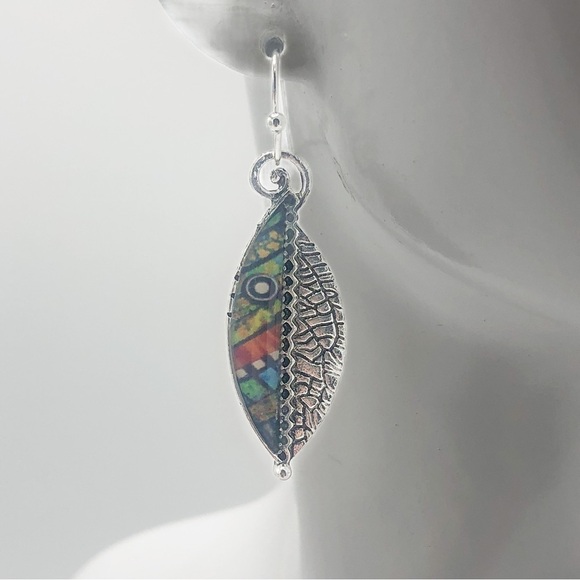 Boho festival silver tone and multicolored fish / leaf design fashion earrings - Picture 9 of 11